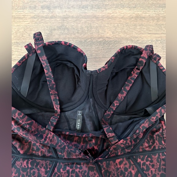 NEW Torrid Slim Fix Underwire Piping One Piece Swimsuit-Size 3-D/DD - Picture 5 of 11